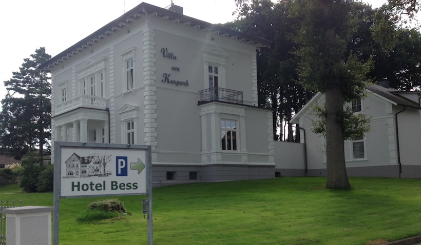 Hotel Bess Albersdorf | Einfahrt zum Parkplatz von der Bahnhofstraße 16 aus