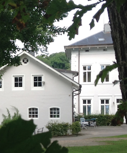 Hotel Bess Albersdorf | Kutscherhaus und Herrenhaus | Ferienwohnungen | Anklicken oder -tippen öffnet einen internen Link zu Informationen und Impressionen im aktuellen Fenster.